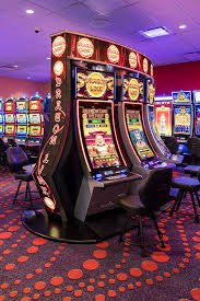 Antarmuka aplikasi maxwin 288 menampilkan studio dealer langsung blackjack dengan multi-kamera